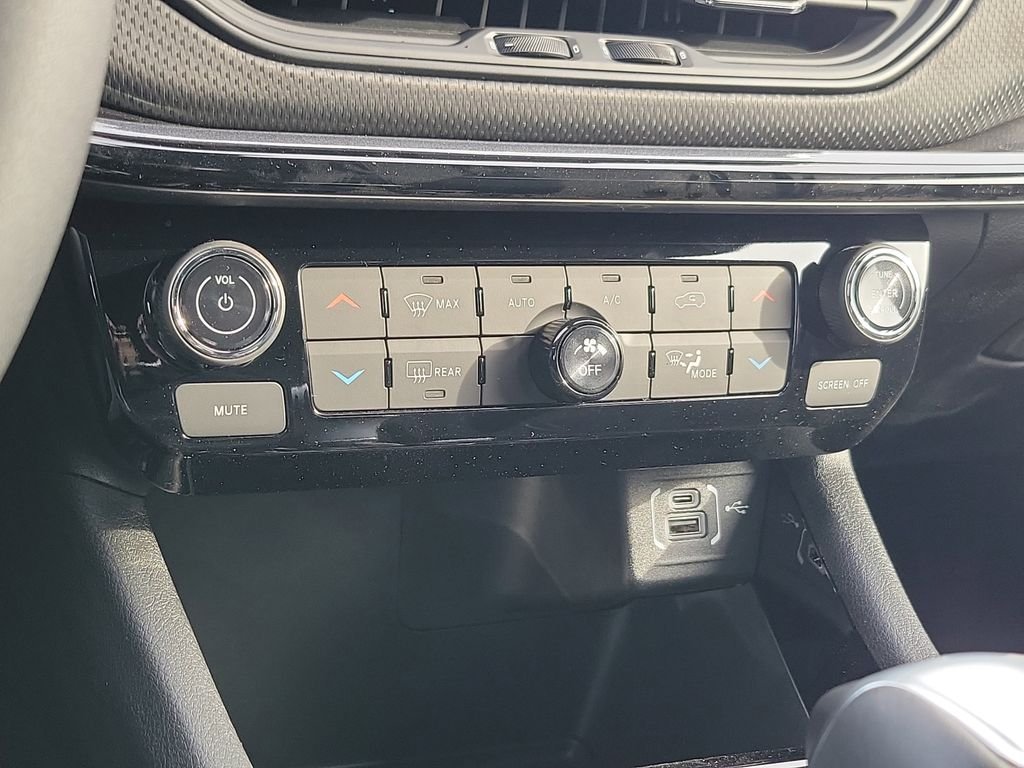 New 2026 Bright White Clearcoat Jeep Latitude image 29