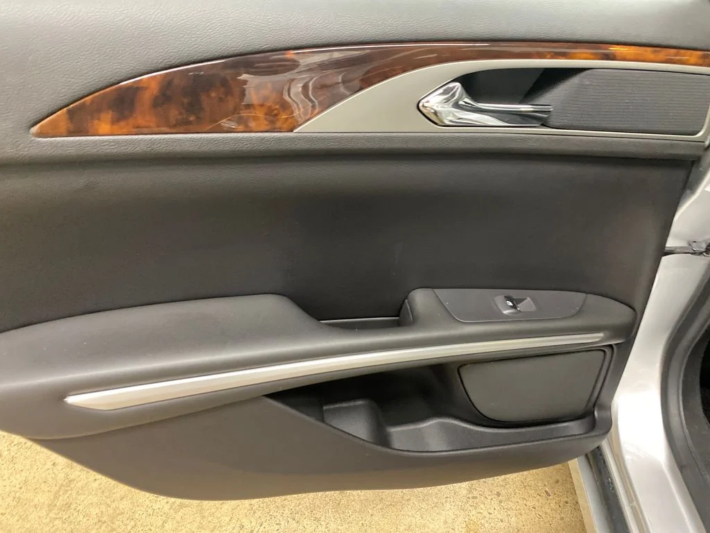 Used 2014 Silver Lincoln Base image 14