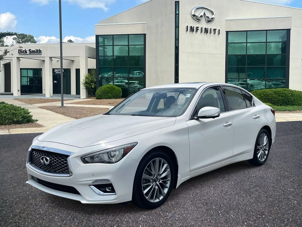 Used 2023 White INFINITI LUXE image 3
