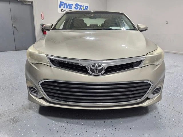 Used 2015  Toyota XLE image 2