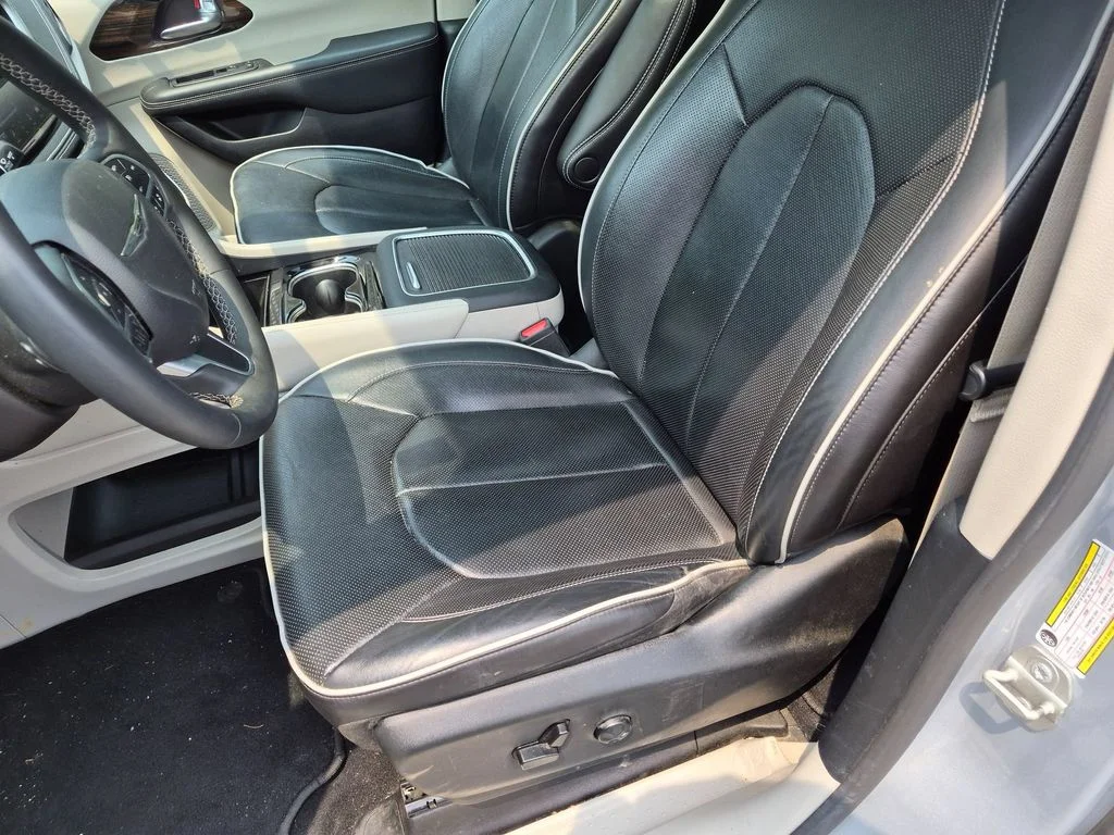 Used 2023 Silver Chrysler Limited image 24