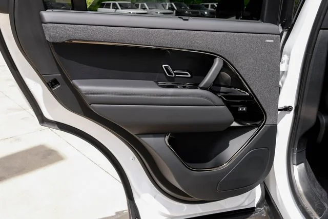 Used 2024  Land Rover Dynamic SE image 57