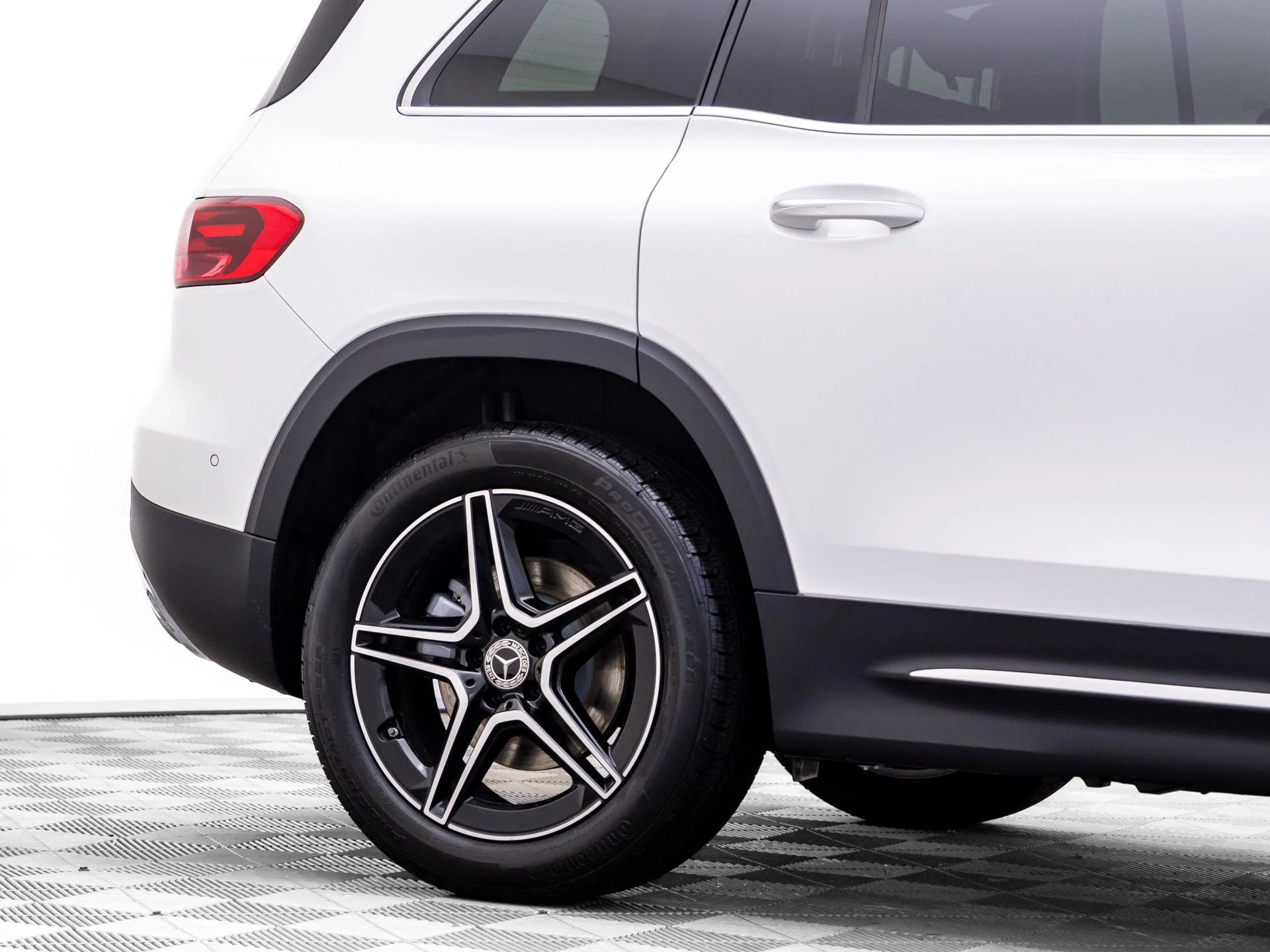 New 2026 White Mercedes-Benz GLB 250 image 32