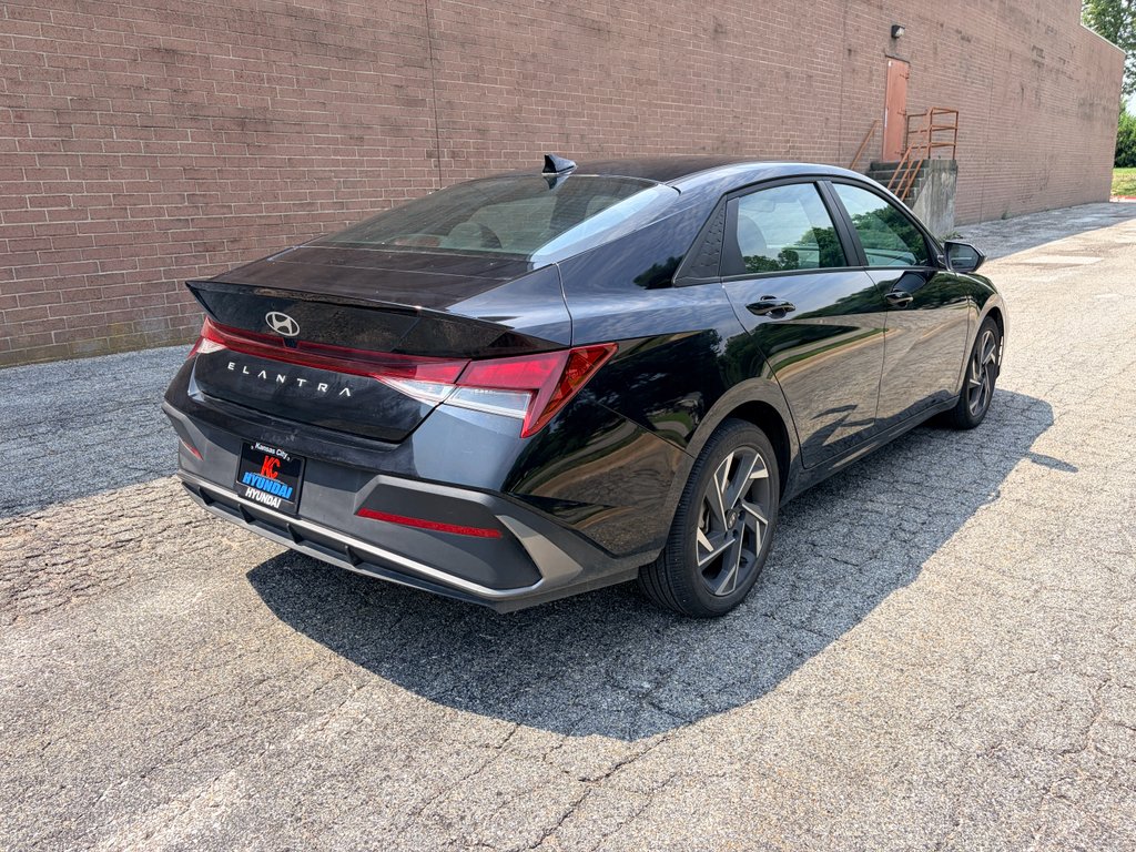 Used 2025 Abyss Black Hyundai SEL Sport image 5