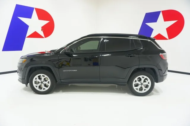 Used 2025 Diamond Black Crystal Pearlcoat Jeep Latitude image 12