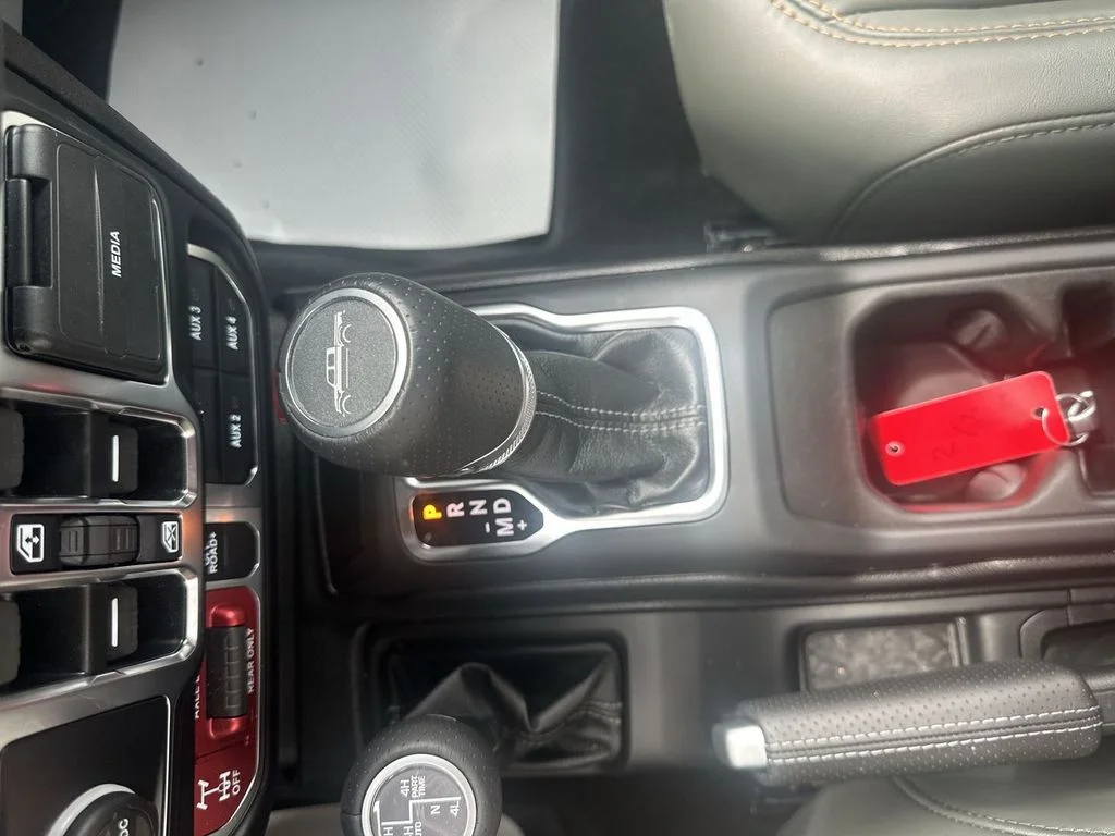 Used 2025 Green Jeep Mojave image 27