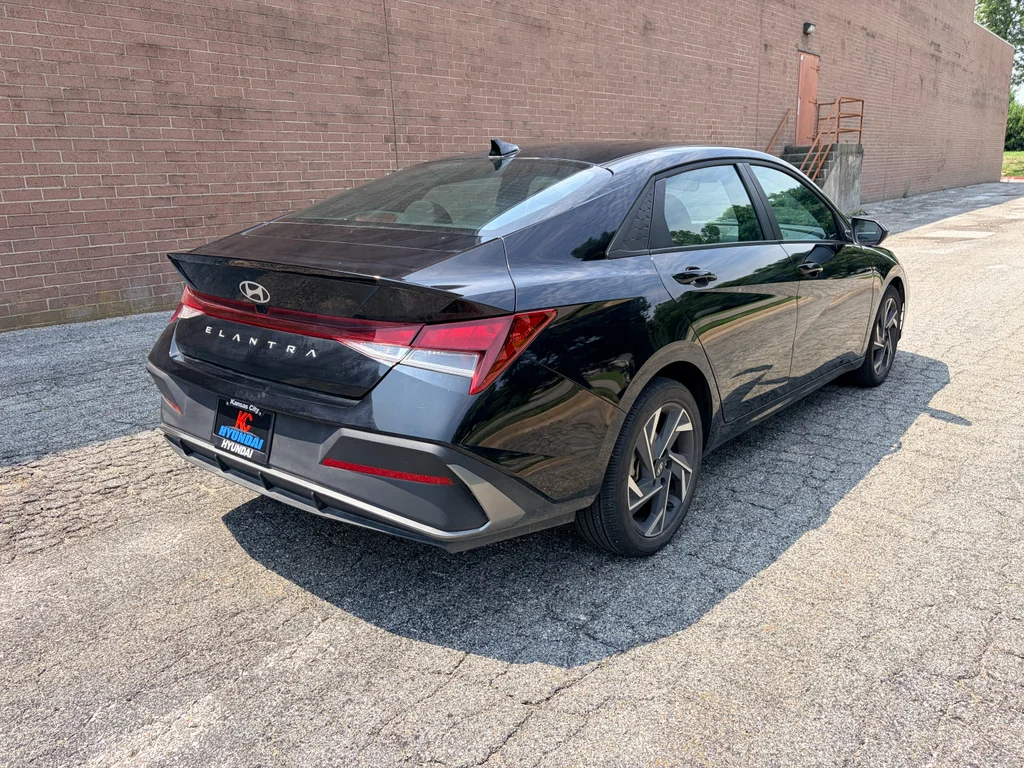 Used 2025 Abyss Black Hyundai SEL Sport image 5