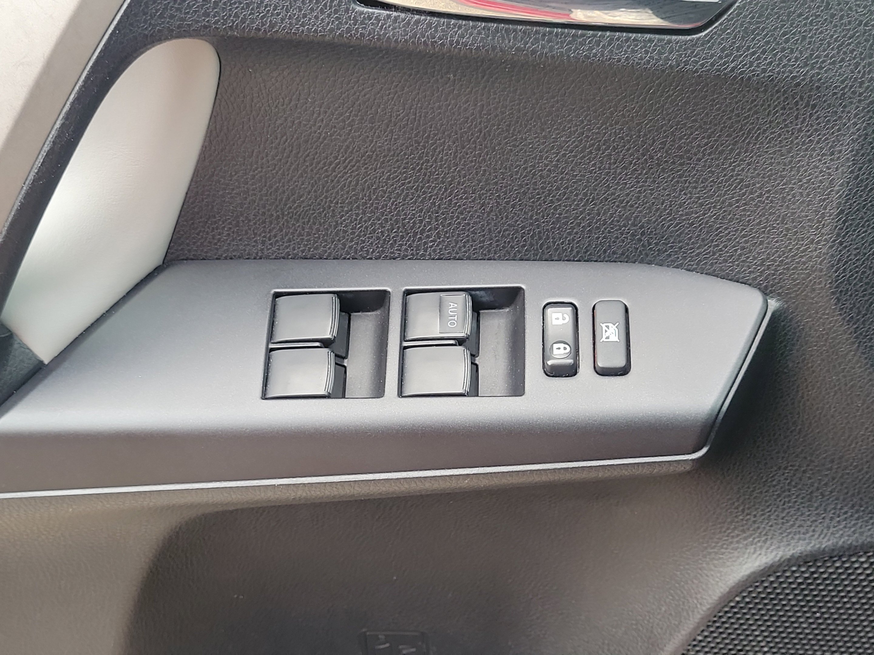 Used 2018 Pearl Toyota XLE image 19