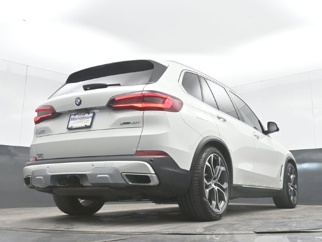 Used 2022 White BMW sDrive40i image 48