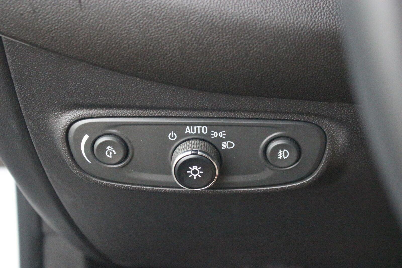 Used 2023 Iridescent Pearl Tricoat Chevrolet Premier image 35