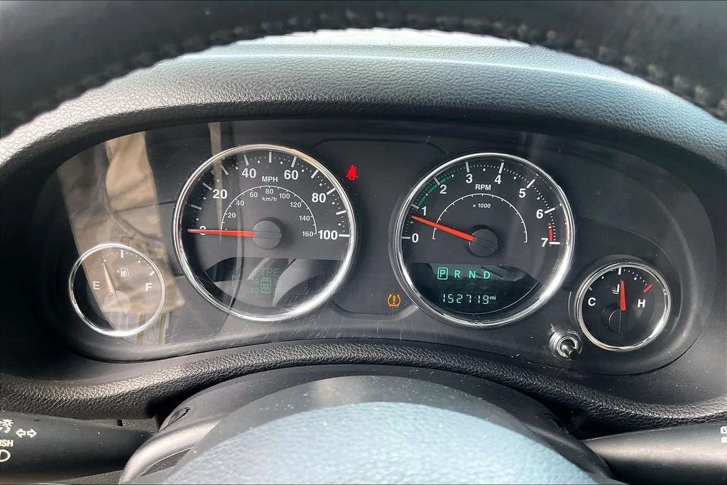 Used 2015 White Jeep Unlimited Sahara image 19