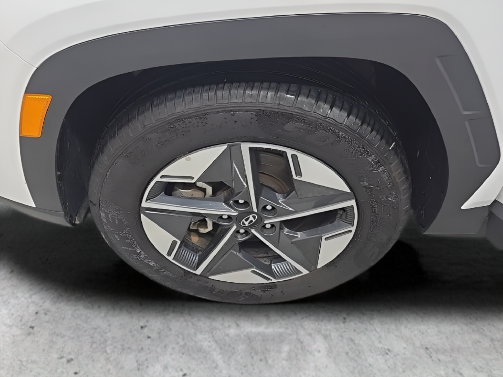 Used 2025 White Hyundai SEL image 38