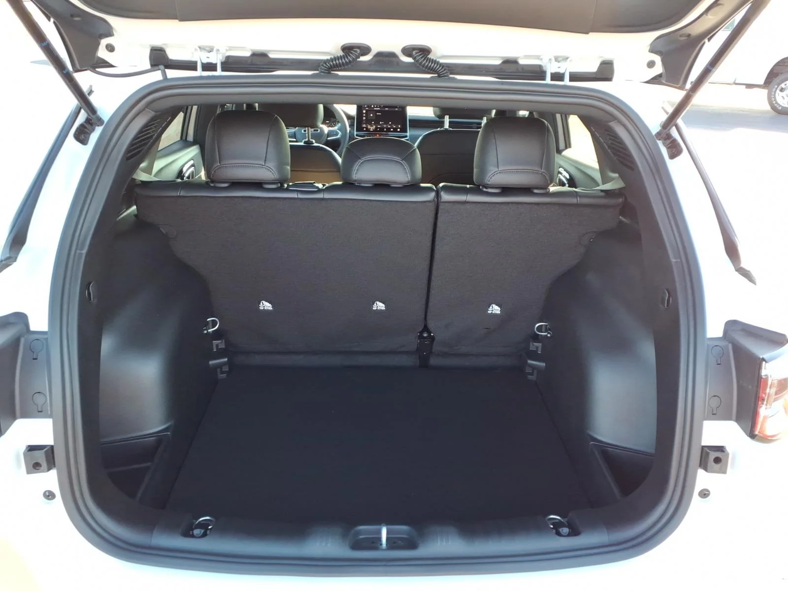 New 2026 Bright White Clear Coat Jeep Latitude Altitude image 8