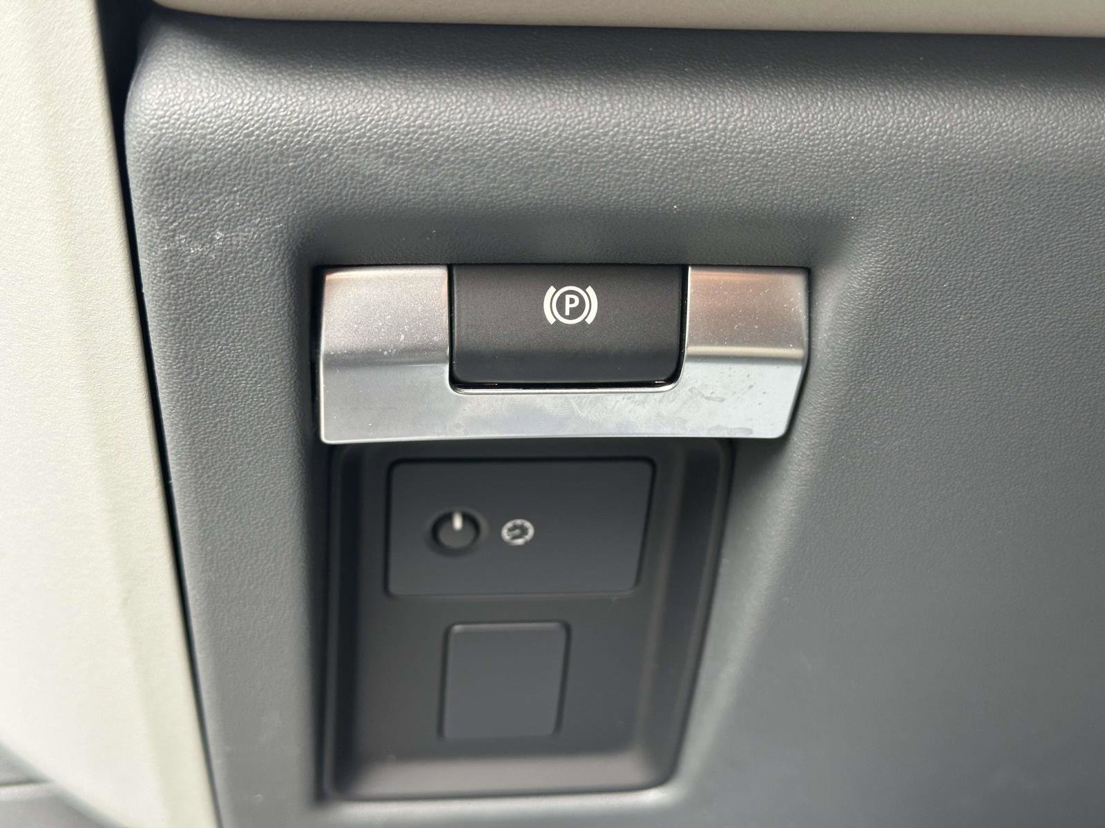 Used 2022  Land Rover SE image 34