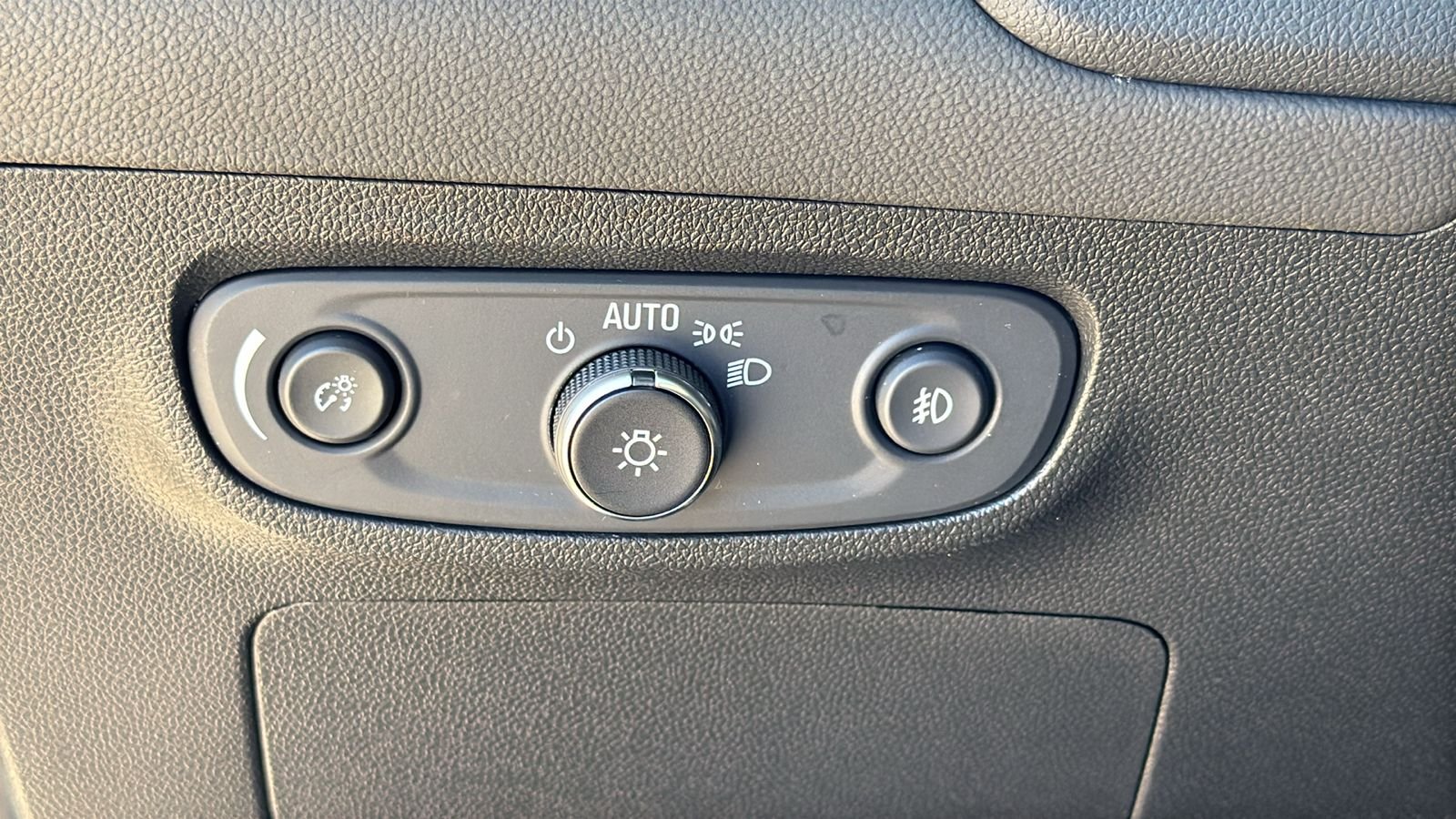 Used 2022 White Buick Preferred image 19