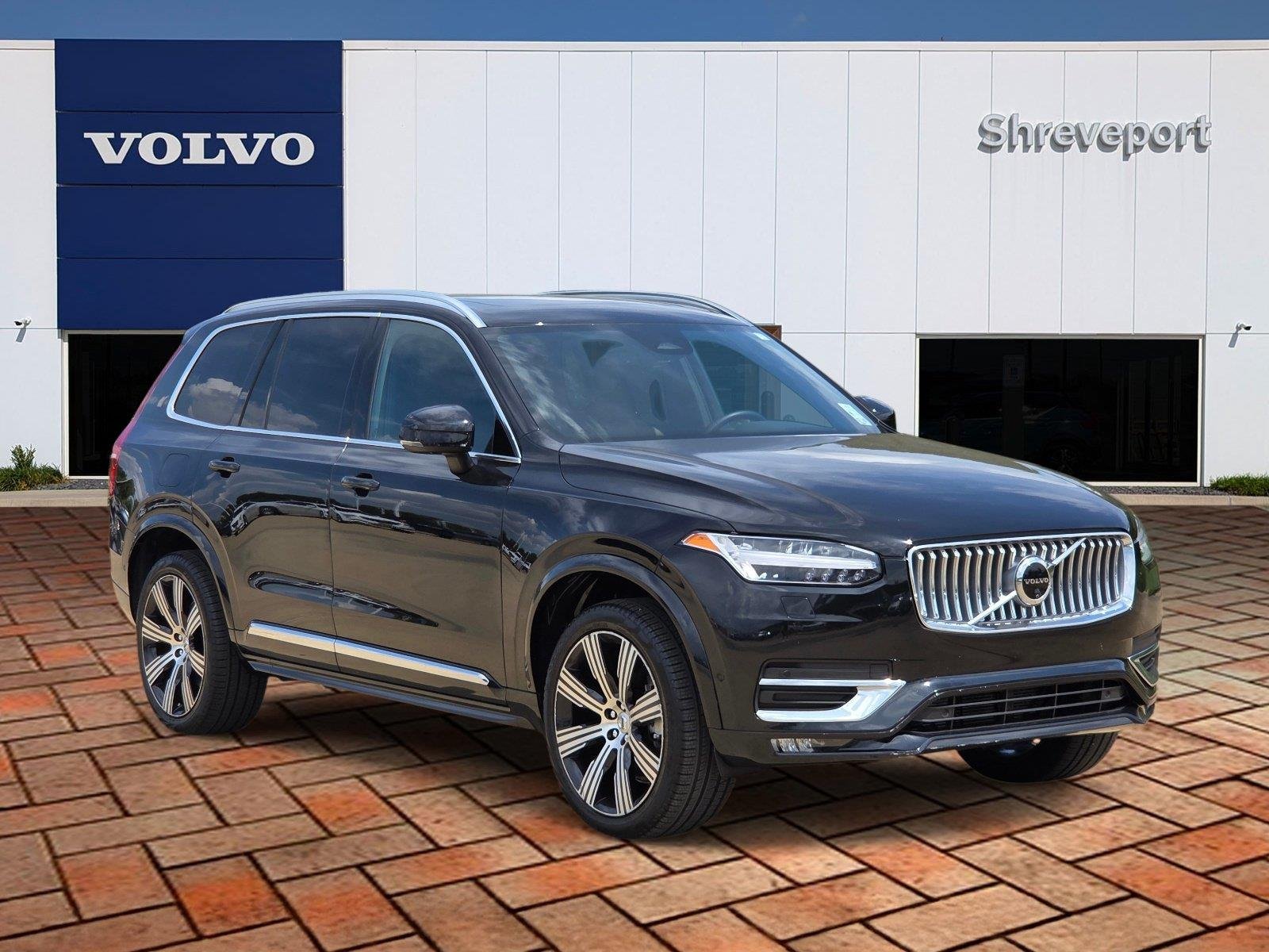 Used 2024 Onyx Black Metallic Volvo Plus Bright Theme image 3