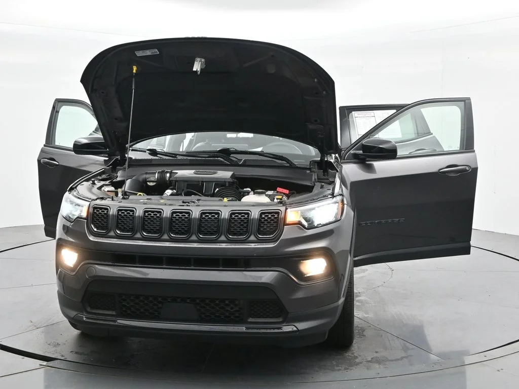 Used 2024  Jeep Latitude image 39