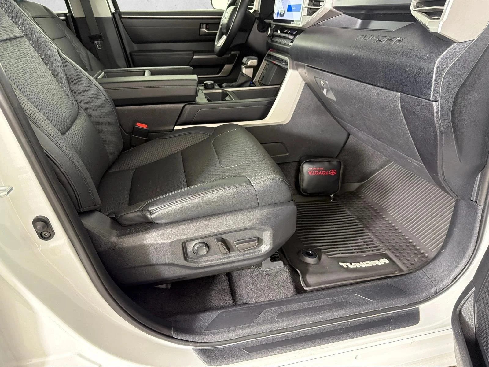 Used 2022 White Toyota SR5 image 13