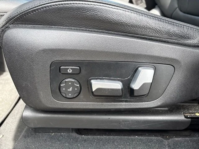 Used 2021 Black Sapphire Metallic BMW sDrive30i image 10
