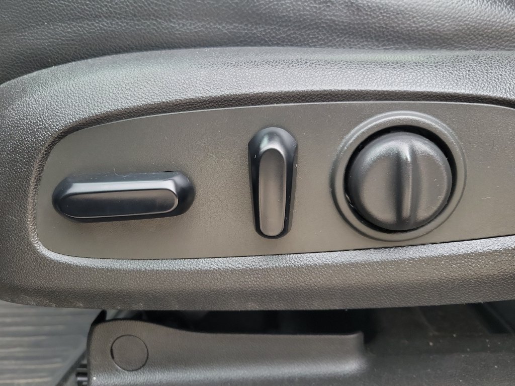 Used 2018 GRAPHITE METALLIC Chevrolet Premier image 21