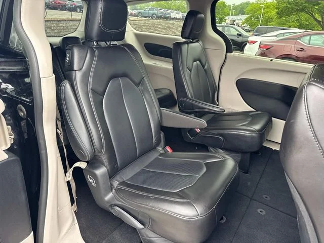 Used 2023 Black Chrysler Touring L image 22