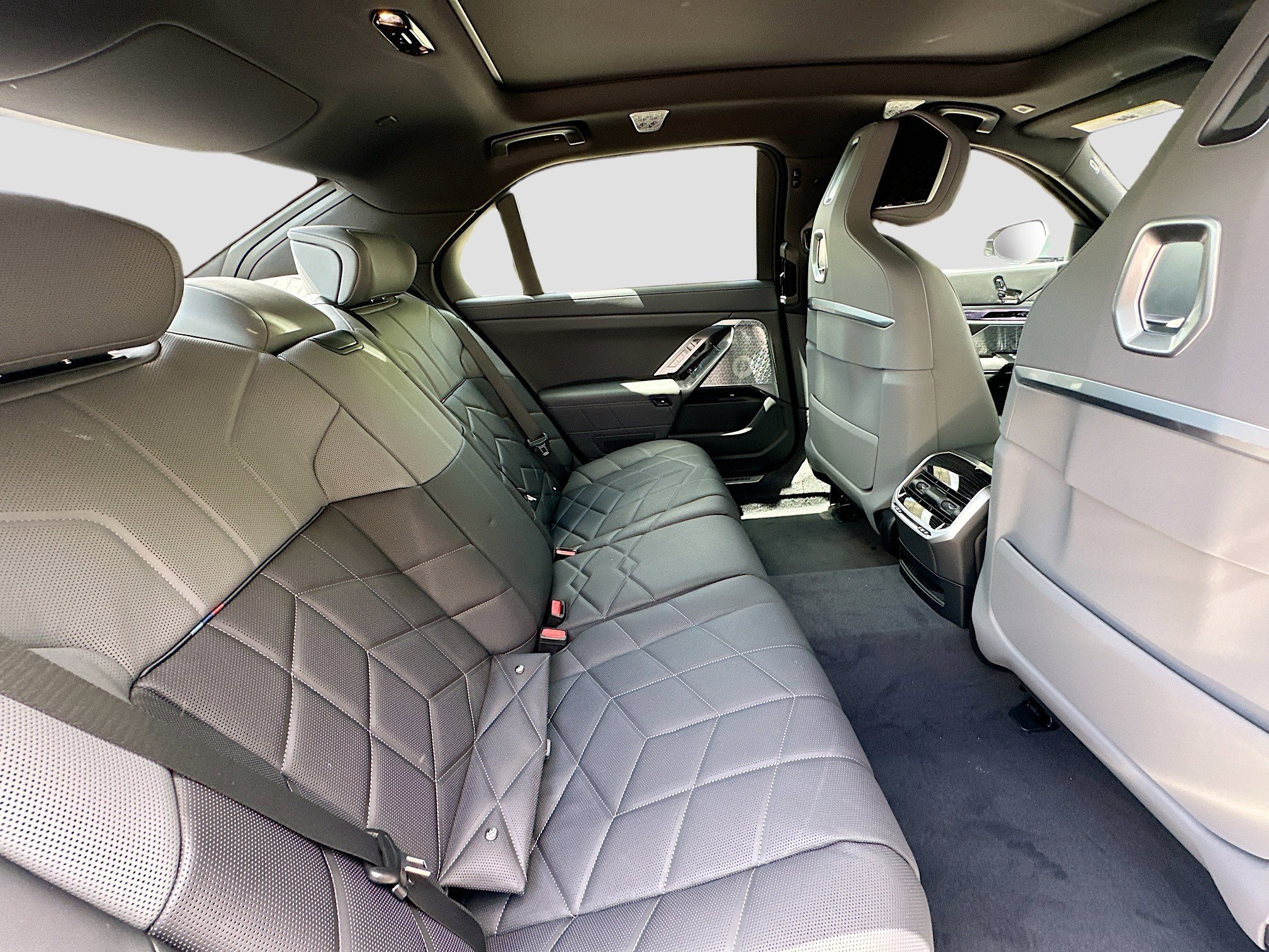 2025 BMW i7 60 - Photo 24