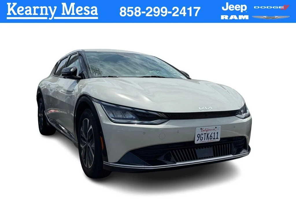 Used 2023 White Kia Wind image 1