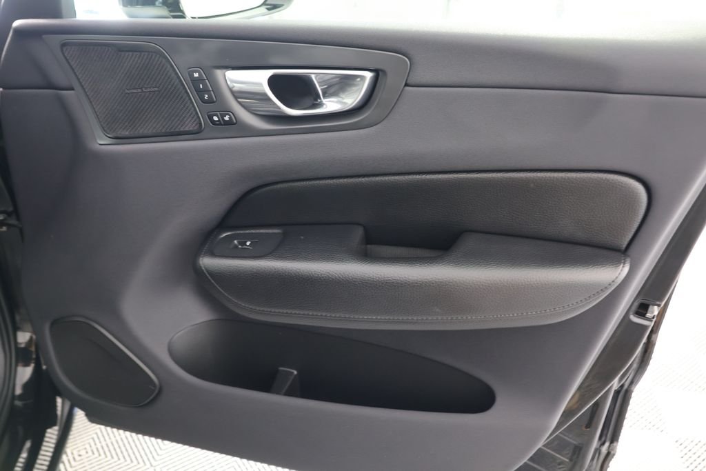 Used 2019 Black Volvo T5 Inscription image 28