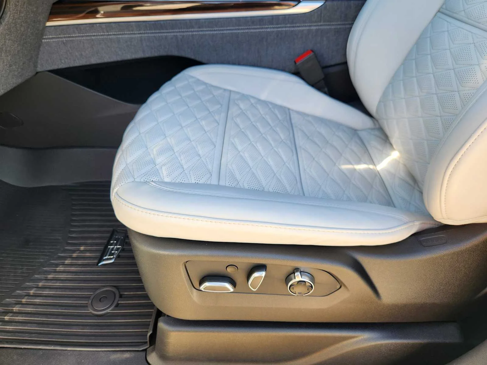 New 2026 Vibrant White Tricoat Cadillac Platinum Sport image 16