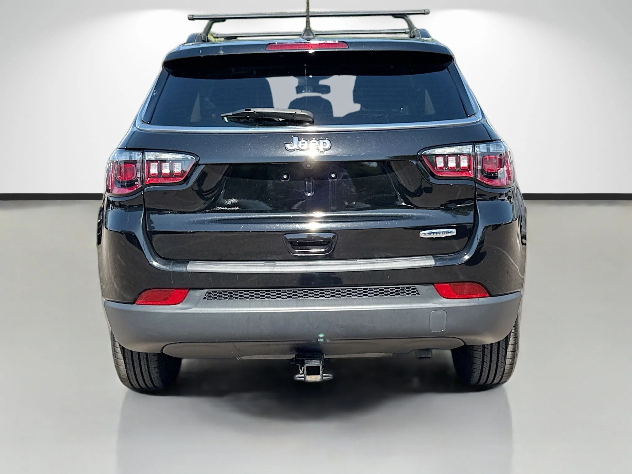 Used 2022 Diamond Black Crystal Pearlcoat Jeep Latitude image 4