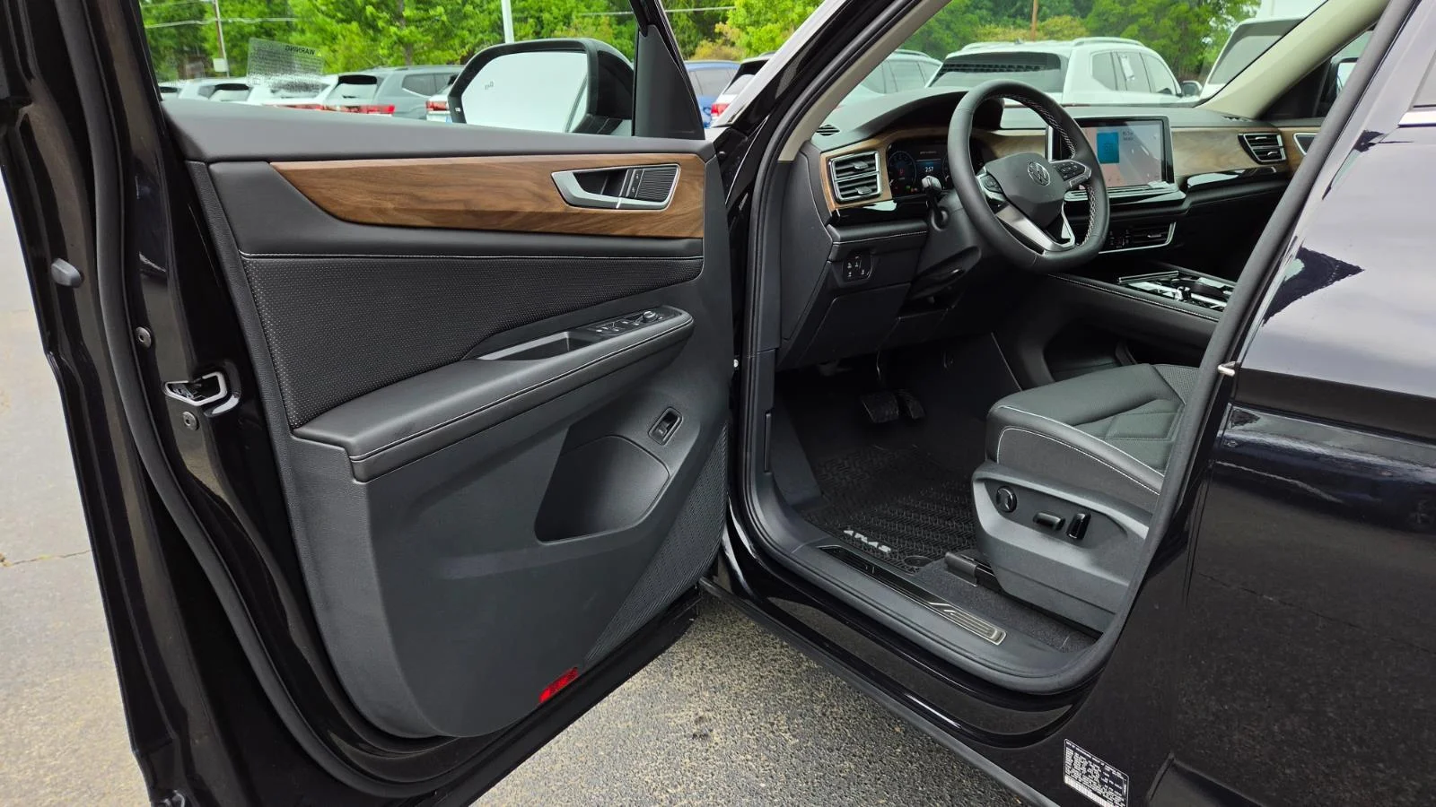 New 2026 Deep Black Pearl Volkswagen 2.0T SE w/Technology image 18