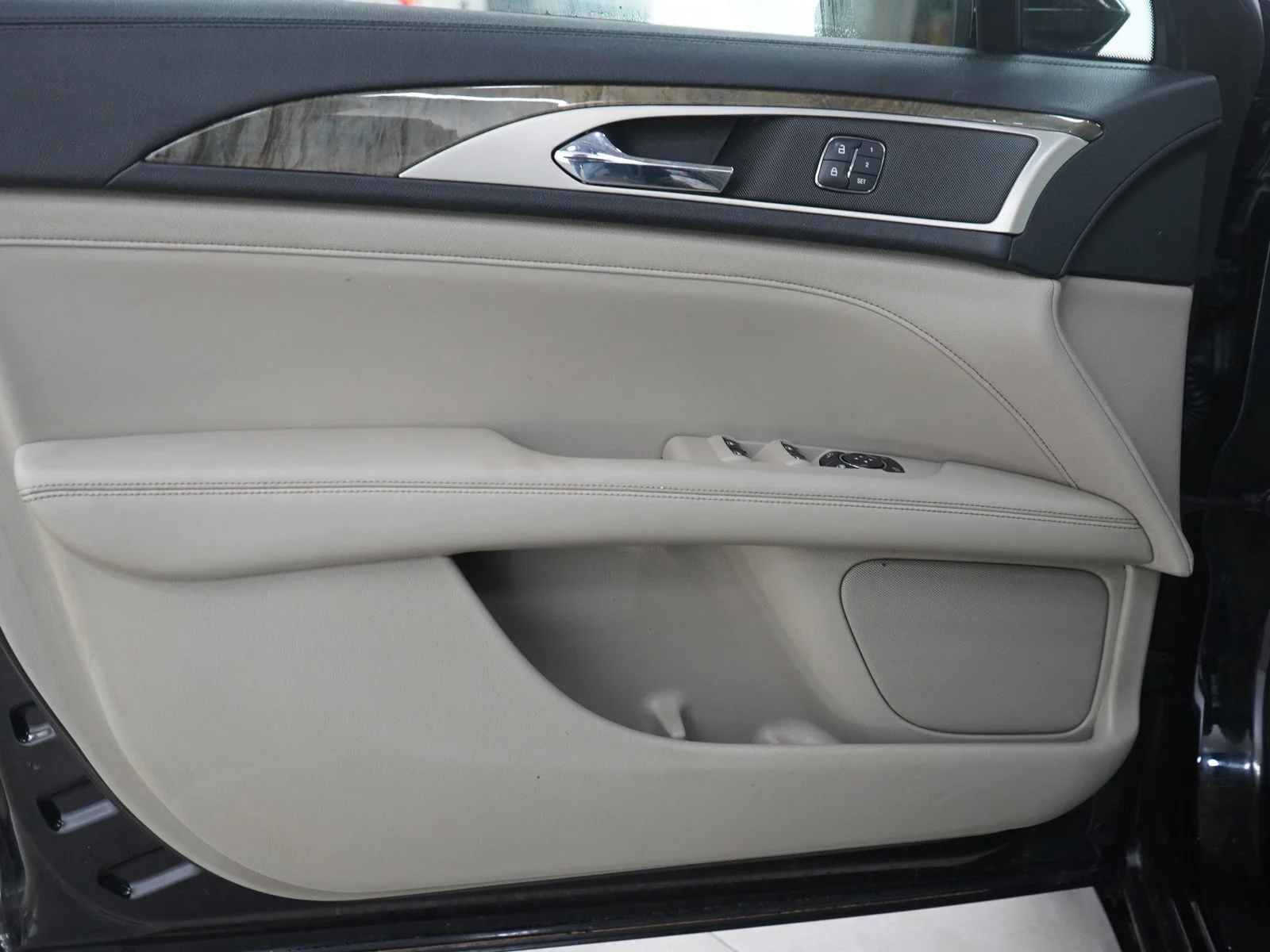 Used 2017 Black Velvet Lincoln Reserve image 17