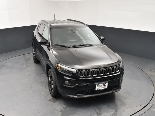 New 2026 Diamond Black Crystal Pearl-Coat Exterior Paint Jeep Latitude image 13