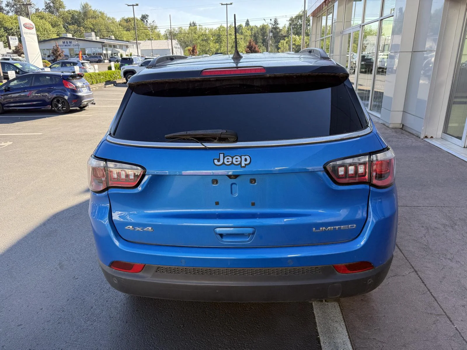 Used 2022 Laser Blue Pearlcoat Jeep Limited image 4