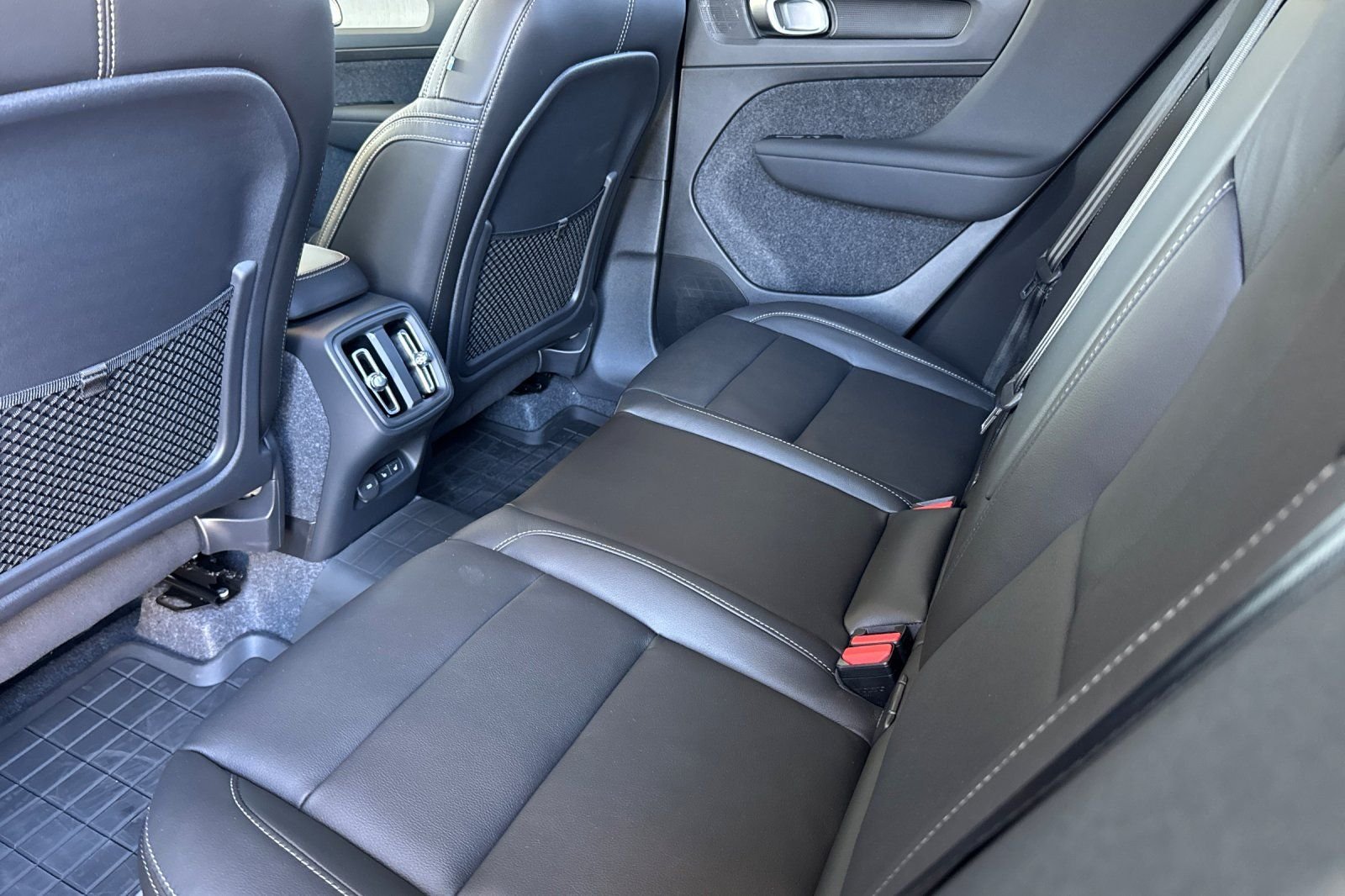 2026 Volvo XC40 Plus - Photo 11