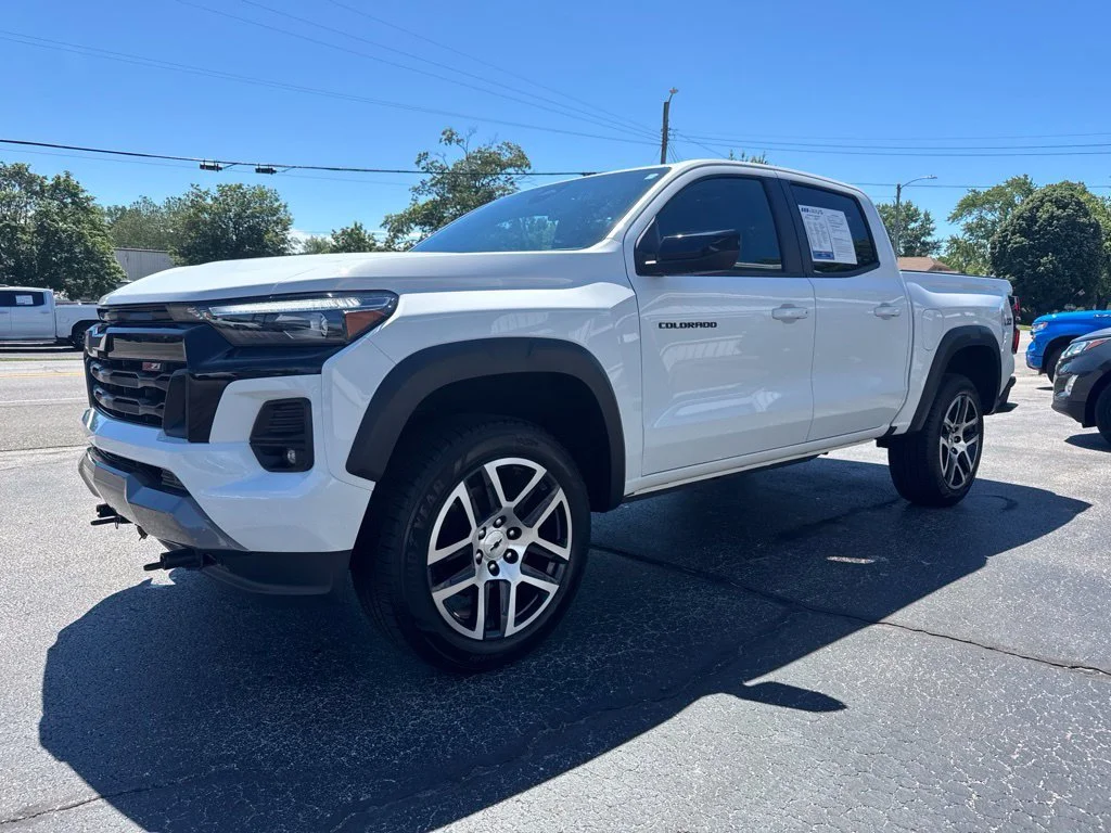 Used 2023 Summit White Chevrolet Z71 image 3