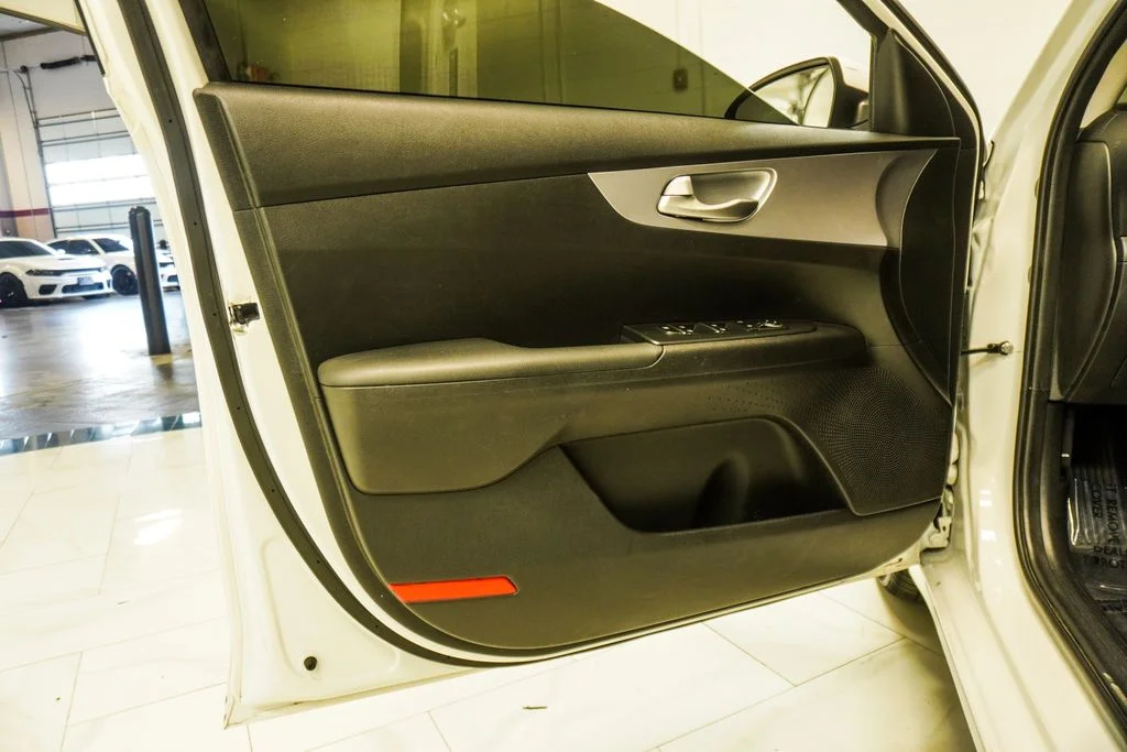 Used 2024 White Kia LXS image 17