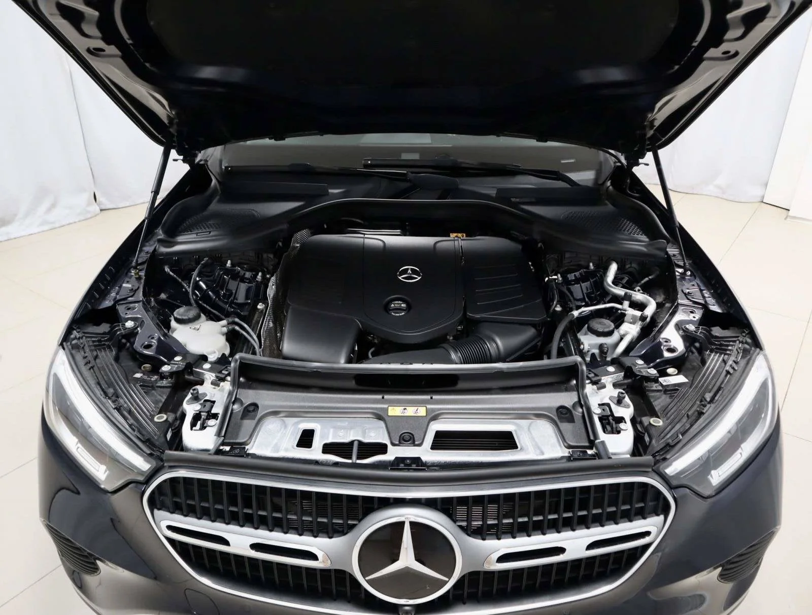 Used 2023 Nautical Blue Metallic Mercedes-Benz GLC 300 image 10