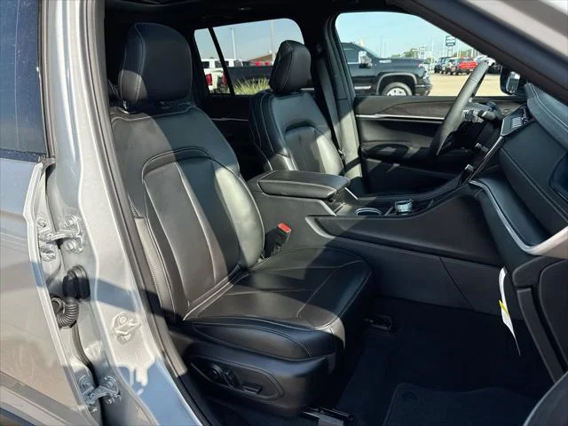 New 2026 Silver Zynith Exterior Paint Jeep Limited image 25