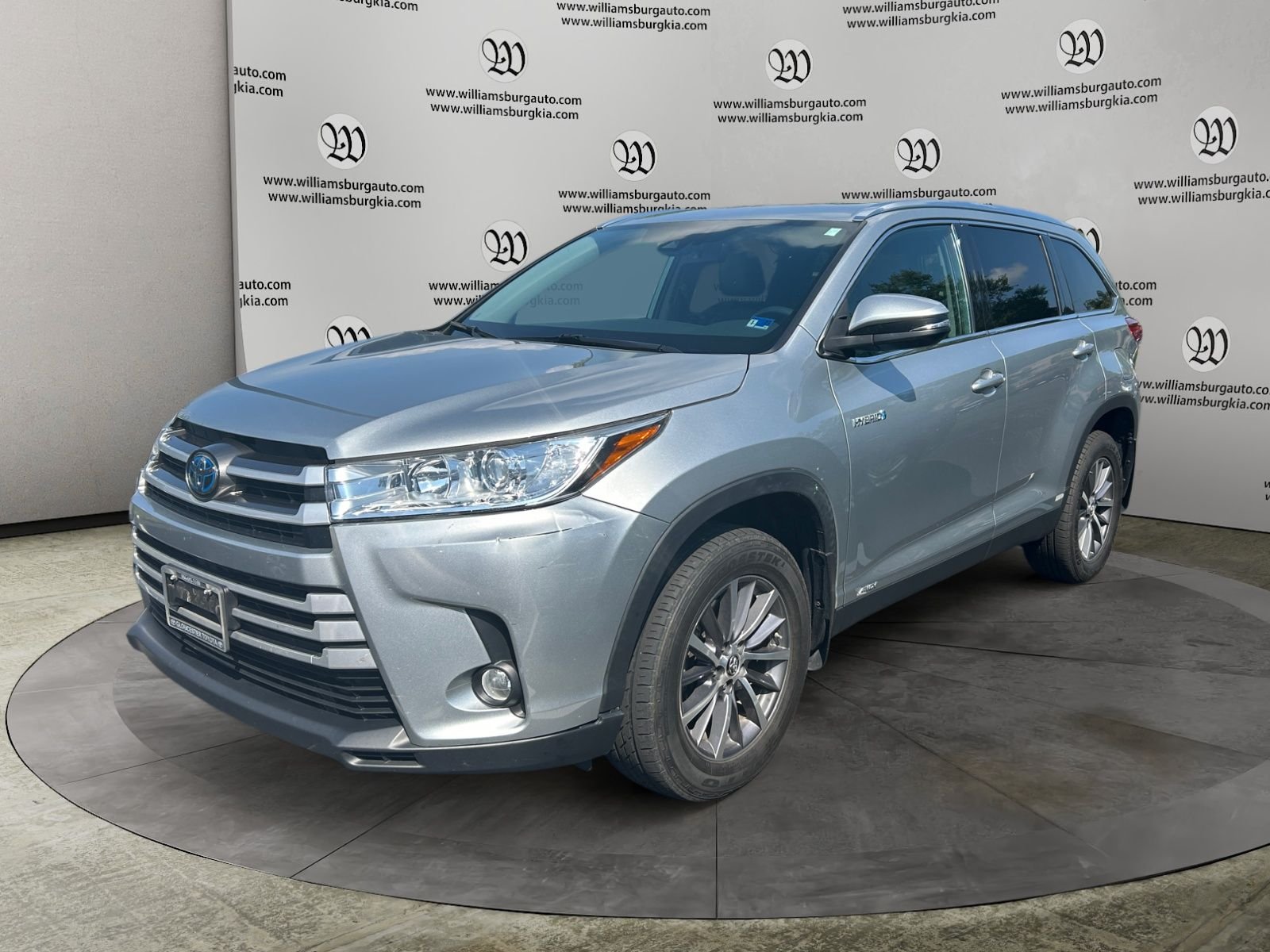Used 2019 Silver Toyota XLE image 1