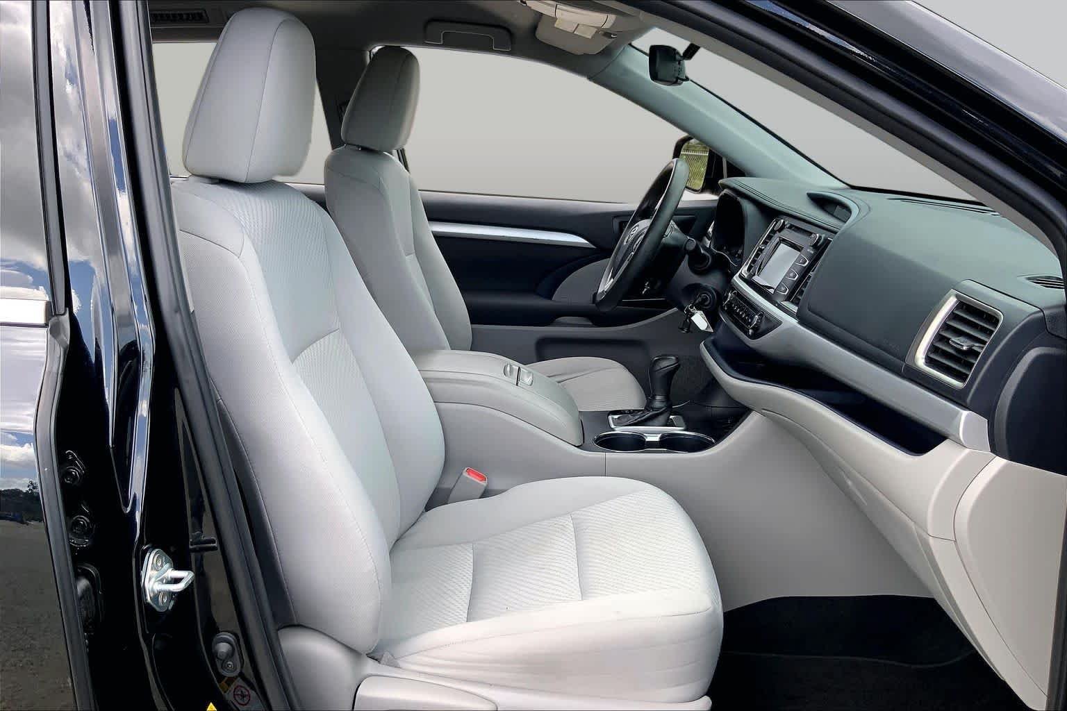 Used 2019 Midnight Black Metallic Toyota LE image 9