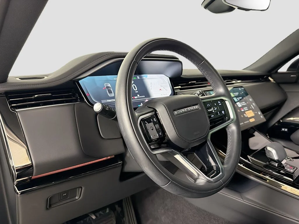 Used 2024 White Land Rover SE image 9