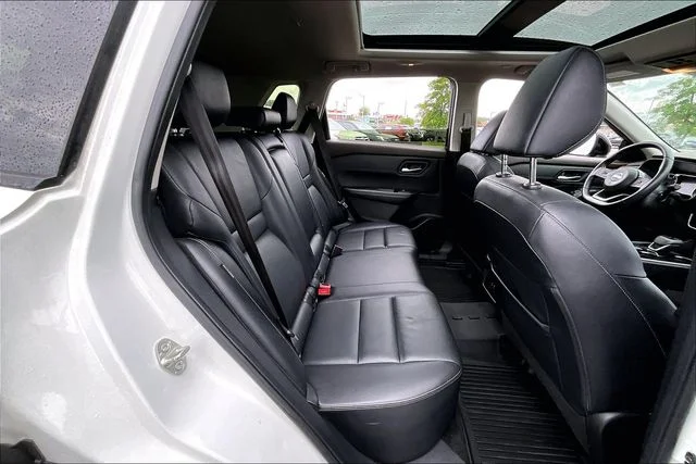Used 2023 White Nissan SL image 22