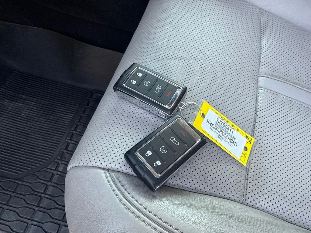 Used 2024 Gray Jeep Base image 29