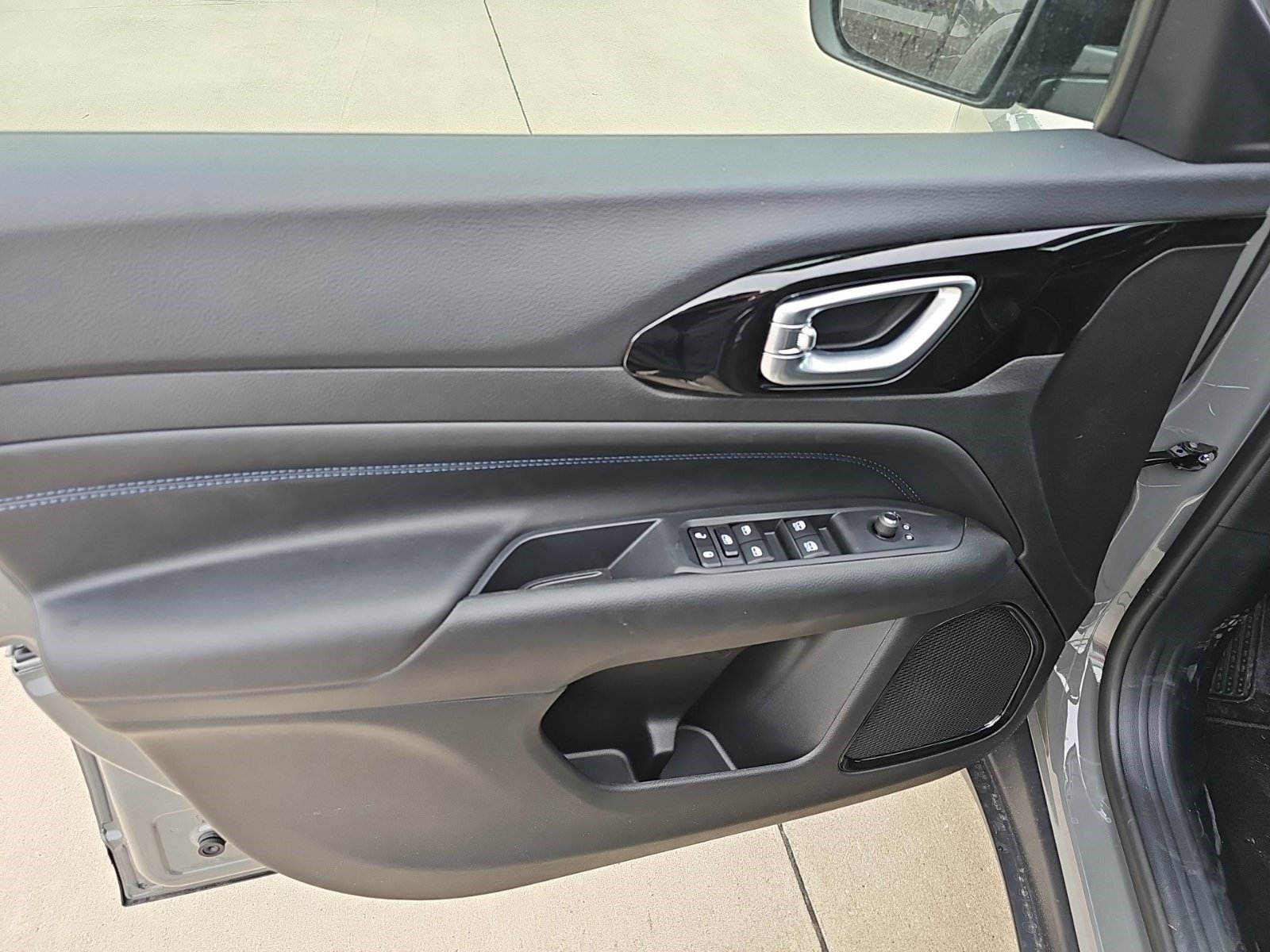 New 2027 Sting-Gray Clearcoat Jeep Latitude Altitude image 18