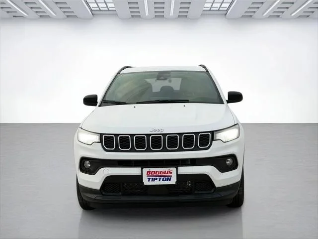 New 2026 Bright White Clear-Coat Exterior Paint Jeep Latitude image 2