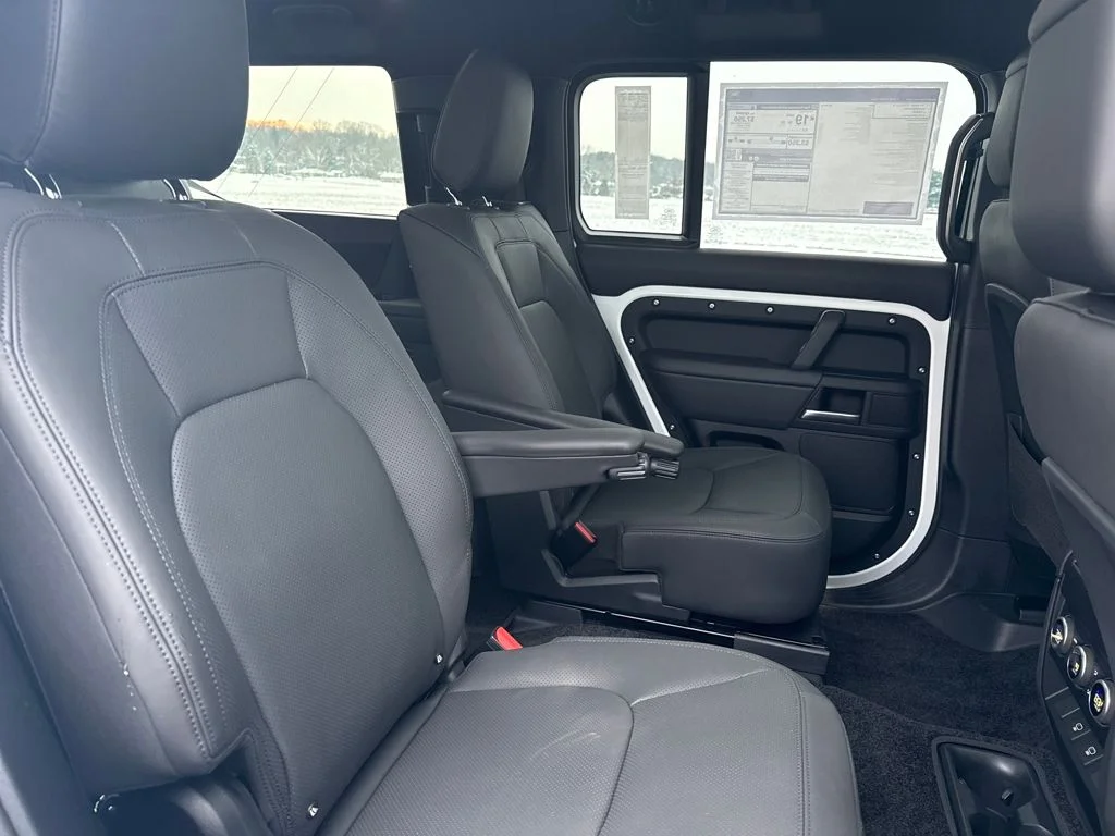 2025 Land Rover Defender X-Dynamic SE - Photo 16