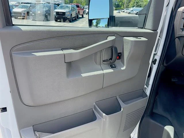Used 2022 Summit White GMC Gas image 19