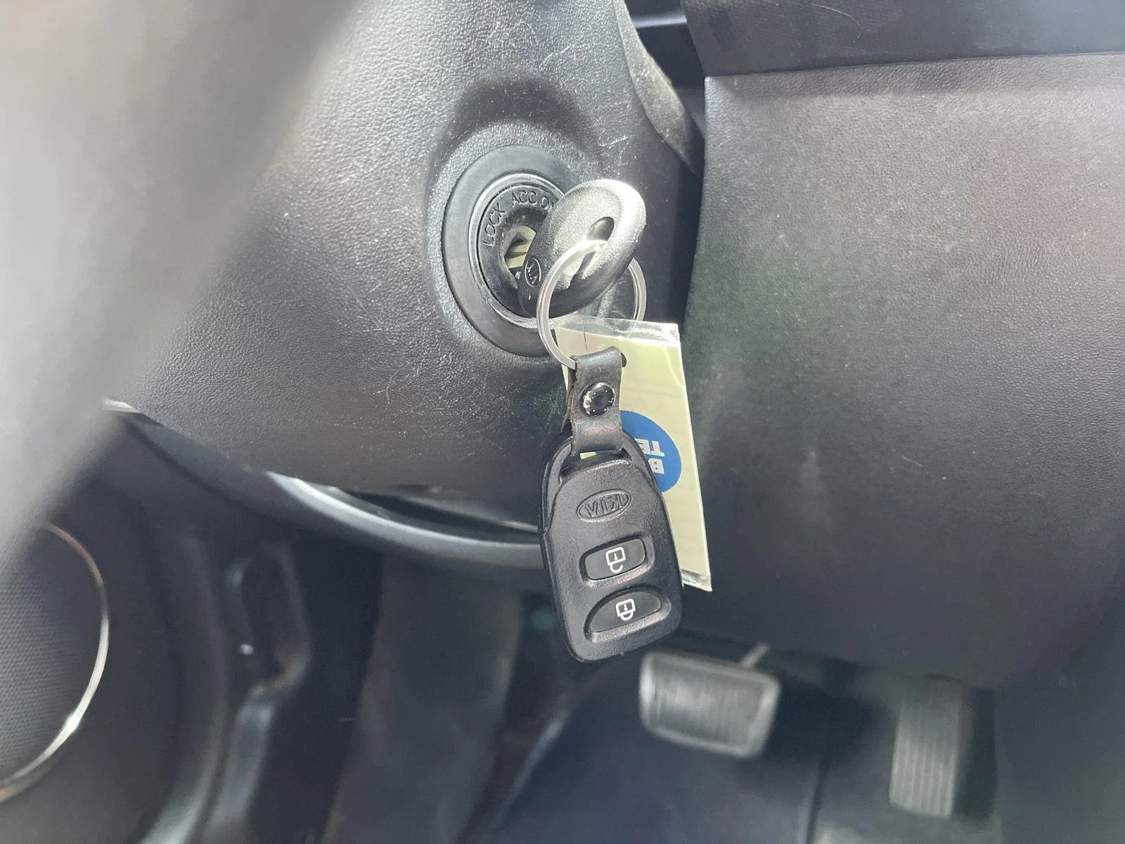 Used 2010 Clear White Kia + image 32