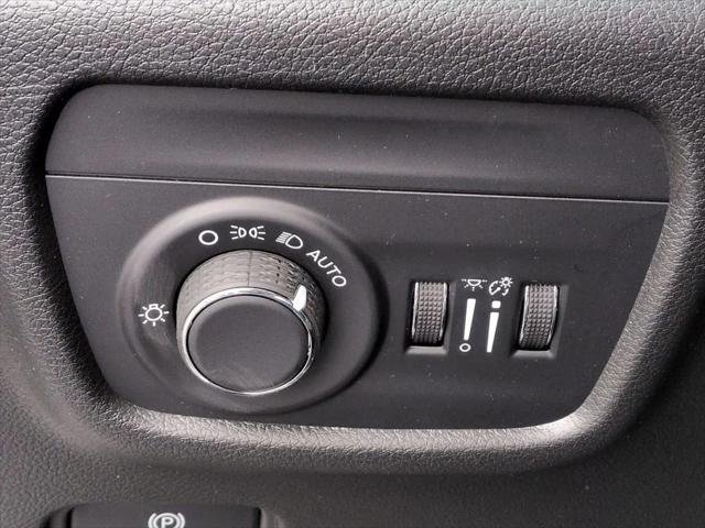 New 2026 Bright White Clear-Coat Exterior Paint Jeep Altitude image 16